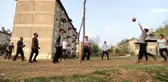 Gençler kötü alışkanlıklardan uzak dursun diye, balık ağından voleybol sahası yaptılar