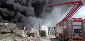 İZMİR'DE GERİ DÖNÜŞÜM FABRİKASINDA YANGIN