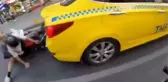 Motosiklet sürücüsü taksiye çarptı