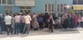 Osmaniye'de Kızılay'ın Kıyafet Yardımı Yaptığı Deponun Önünde Kuyruk Oluştu
