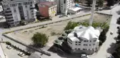 Caminin kendi arazisi üzerindeki kısmını bariyerlerle çevirdi