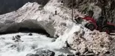 Kaçkar Dağları'ndaki yayla yollarında ekipler bayram öncesi kar mesaisinde