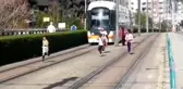 Çocukların tramvay ile tehlikeli oyunu yürekleri ağza getirdi