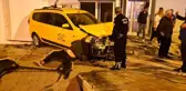 Freni boşalan traktör park halindeki ticari taksiye çarparak durdu