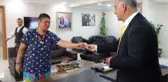 Yolda bulduğu içinde altın olan keseyi belediyeye teslim etti