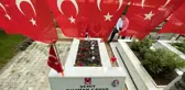 Bayram arifesinde şehit kabirlerine hüzünlü ziyaret