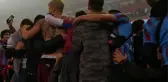 Trabzonspor'un şampiyonluk kutlamasında şaşırtan anlar! Taraftar, Berat Özdemir'in şortunu indirdi
