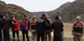 EŞİ VE KAYINVALİDESİNİN CANSIZ BEDENİNE ULAŞILAN ÇAYDA KAYINPEDERİNİN BULUNMASINI BEKLİYOR