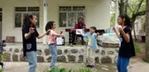 MİNİ KONSERİNDE ÇOCUKLARA PİYANOSUNA TAKTIĞI ŞEKERLERİ İKRAM ETTİ