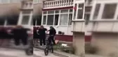 Son dakika haberi... Bursa'da bir apartmanın zemin katında yangın çıktı... Yaşanan panik anları kamerada