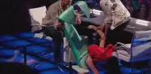 Deniz kızı kostümü giyen dünyaca ünlü şarkıcı Katy Perry, canlı yayında düştü