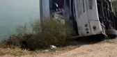 Özel halk otobüsü yolun çökmesi sonucu göle devrildi