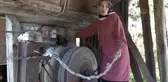 Ev ve arazilerine ilkel teleferikle ulaşıyorlar