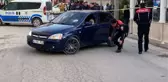 Son dakika haber! KAZA SONRASI KENDİSİNE TEPKİ GÖSTERENLERE PALAYLA SALDIRIP, ATEŞ AÇTI; 2 YARALI