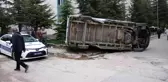 Yolcu minibüsünün çarptığı panelvan araç bahçe duvarına devrildi