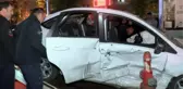 ÇEKMEKÖY'DE ÇARPIŞAN OTOMOBİLLERDEN BİRİ İŞ YERİNE GİRDİ, O ANLAR GÜVENLİK KAMERALARINA YANSIDI