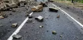 Artvin'de yamaçtan düşen kaya parçaları nedeniyle kapanan karayolu ulaşıma açıldı