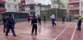 Öğrencilerle voleybol oynayan Vali hünerlerini sergiledi