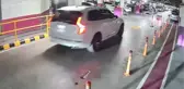Bankadan takip ettiler sinyal kesiciyle otomobildeki paraların yarısını çaldılar