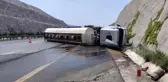 Otoyolda devrilen tankerin sürücüsü yaralandı