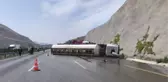 TIR, OTOMOBİLE VE İSTİNAT DUVARINA ÇARPIP DEVRİLDİ, ŞOFÖR YARALANDI