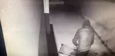Elleri cebinde geldi, mazgal demirlerini çalıp gitti