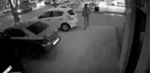 Sahipsiz köpeklerin bir kişiye saldırması güvenlik kamerasında