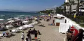 Kuşadası'nda sıcak havada plajlar doldu taştı