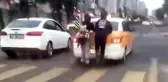 Patenli gençler yoğun trafikte tehlikeye davetiye çıkardı