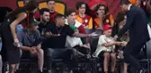 Arda Turan zor sakinleştirdi! Yıldız futbolcu tribünden çocuğuna madde atılınca çıldırdı