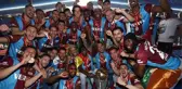 Trabzonspor'un yıldızlarından olay poz! Şampiyonluk kupasıyla yarı çıplak yatağa girdiler