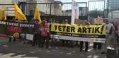 İzmir'de Öğretmenler, Meslektaşlarının Darp Edilmesini Okul Önünde Protesto Etti