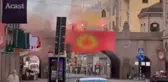 NATO'ya katılmak isteyen İsveç'in en ünlü caddesinde terör örgütü flaması açıldı