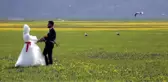 SARIYA BÜRÜNEN OVADA, LEYLEKLERLE DÜĞÜN FOTOĞRAFI ÇEKİMİ