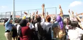 Torununun şampiyonluk sevincine ortak olup çocuklar gibi eğlendi