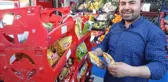 Cips hırsızı karga mahallelinin maskotu oldu