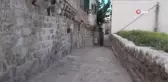 Yerdeki asfalt zifti duvardaki tablolara hayat veriyor