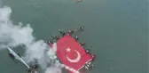 İSTANBUL-KADIKÖY'DE DENİZDE ATATÜRK PORTRESİYLE TÜRK BAYRAĞI AÇTILAR