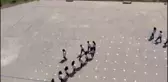 Öğretmen ve öğrenciler okul bahçesinde ay yıldız oluşturdu