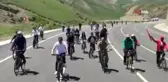 Yüksekova'da İran sınırına 50 bisikletle yol aldılar