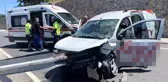 Maltepe'de ticari araç bariyerlere saplandı: 2 yaralı