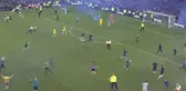 Dünya, Premier Lig'i konuşuyor! Saha savaş alanına döndü, ünlü hoca taraftarı tekmeledi