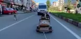 FormuLaz'a özgü tahta arabayla trafiğe çıktı