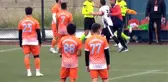Futbolcu hakeme saldırdı maç tatil edildi