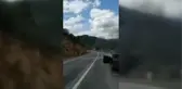 Devrilen tüp yüklü kamyondaki 2 kişi yaralandı