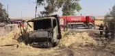 Alev alan saman yüklü kamyon kullanılamaz hale geldi