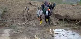 Erzurum'da heyelan nedeniyle 2 işçi yaralandı, 10 ev boşaltıldı... Vali Memiş heyelan bölgesine iş makinasının kepçesiyle taşındı
