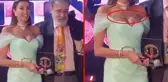 Ödül töreninde ilginç anlar! Özge Ulusoy'un göğsüne, sözleriyle gündem olan eski vekil Ahmet Çakar'ın adını yazdılar