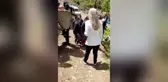 Almanya'da Yaşayan Ersin Bilgi, Türkiye'de Eşek Sırtında Köy Köy Çocuklara Kitap Dağıtıyor