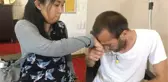 KENDİSİNİ BÖBREĞİYLE HAYATA BAĞLAYAN JAPON EŞİNİN ELLERİNİ ÖPTÜ